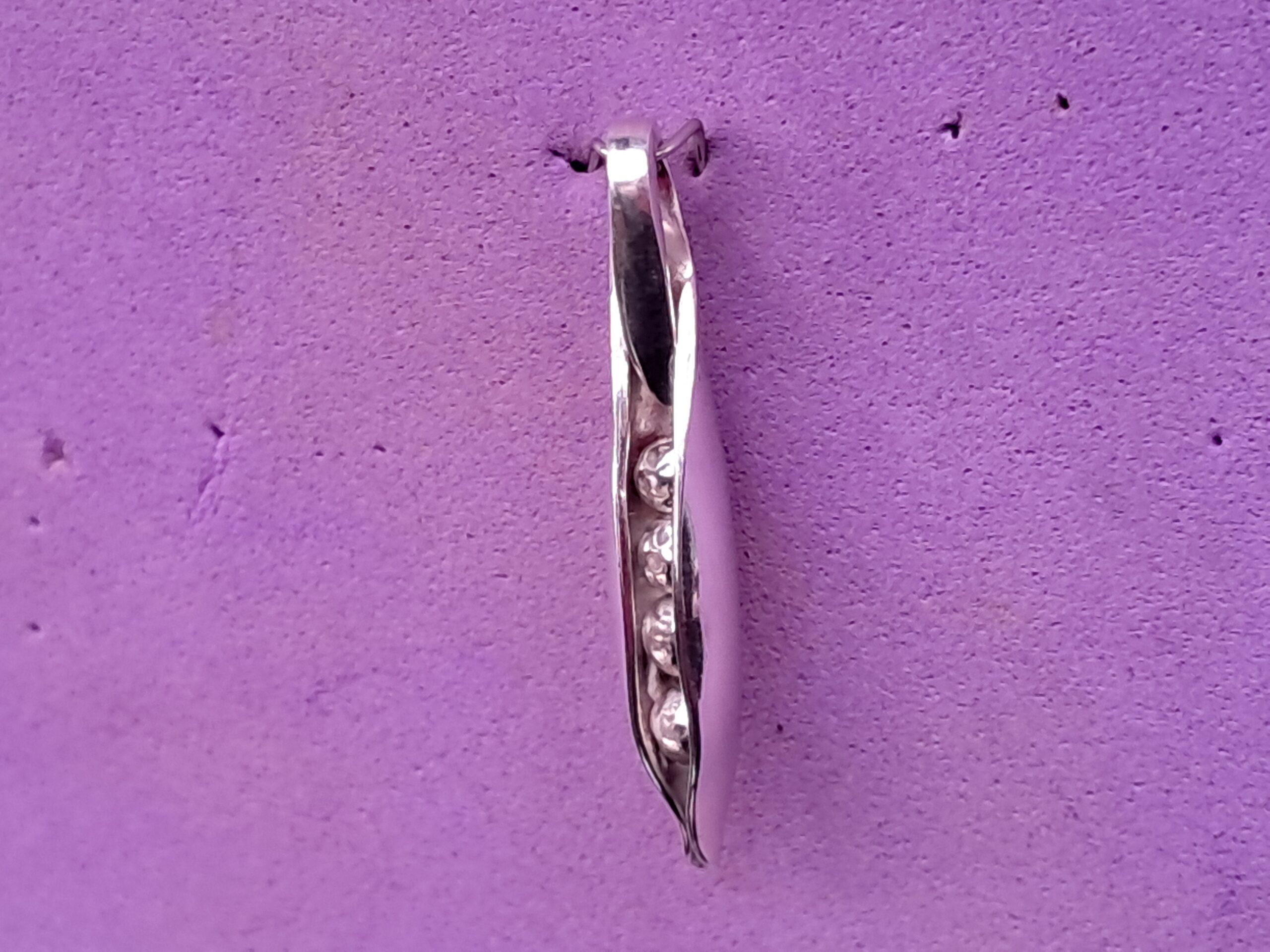 Peapod Pendant with 4 Silver Peas